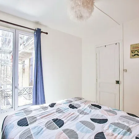 *porte De Clichy* For 4 People Apartment