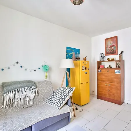 Apartment *porte De Clichy* For 4 People *