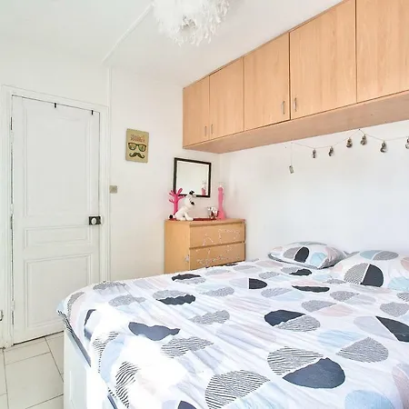 *porte De Clichy* For 4 People Apartment